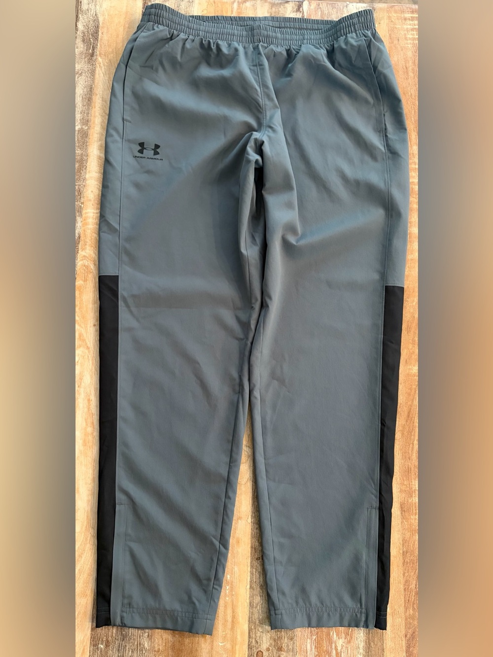 Under Armour Men’s XL Gray Black Loose Fit Track Pants Mesh Lined Zip Pocket